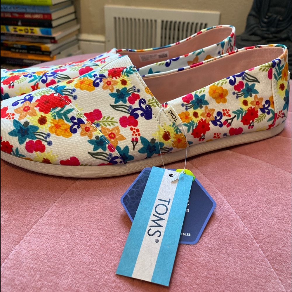 NWT Floral 🌺 Print Canvas Toms • size 9